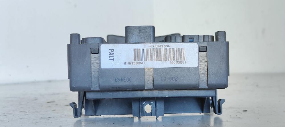 Caja de relés / fusibles 8200283817 de Renault Laguna iii (bt0/1) 2007-2015 120 CV - pieza usada