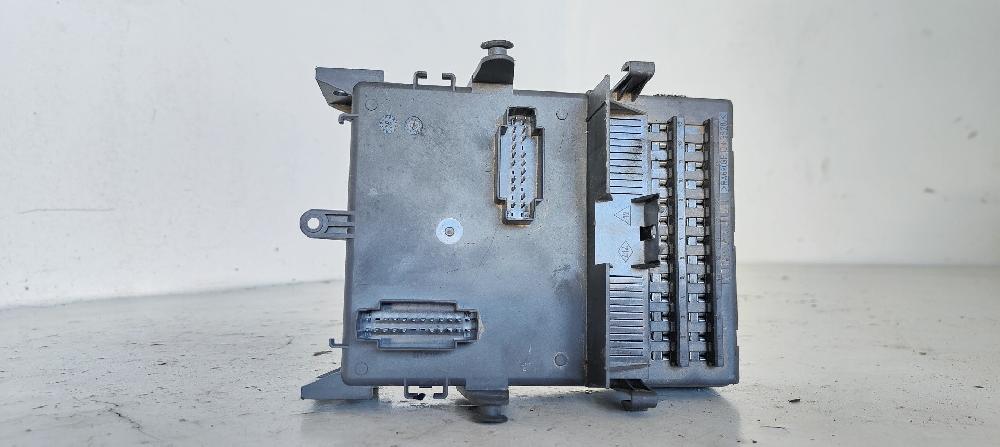 Caja de relés / fusibles 8200283817 de Renault Laguna iii (bt0/1) 2007-2015 120 CV - pieza usada