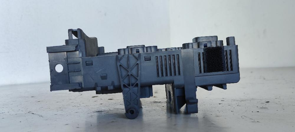 Caja de relés / fusibles 8200283817 de Renault Laguna iii (bt0/1) 2007-2015 120 CV - pieza usada