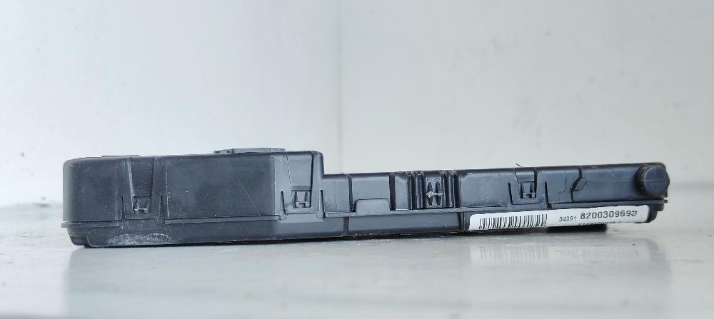 Caja de relés / fusibles 8200309693 de Renault Scénic ii (jm0/1_) 2003-2006 120 CV - pieza usada