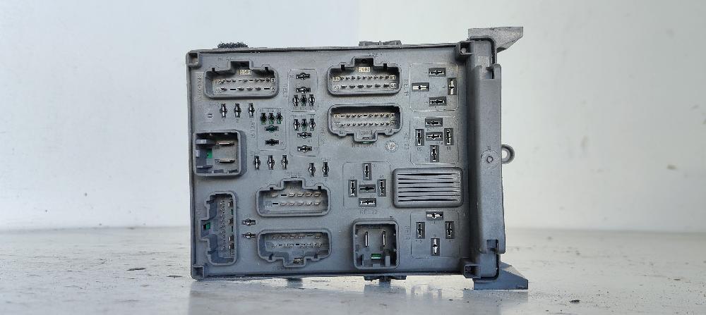Caja de relés / fusibles 8200283817 de Renault Laguna iii (bt0/1) 2007-2015 120 CV