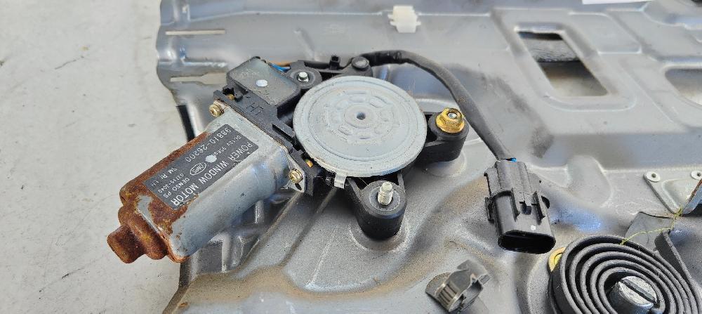 Elevalunas trasero izquierdo D4EA 9881026200 de Hyundai Santa fé i (sm) 2001-2006 113 CV - pieza usada