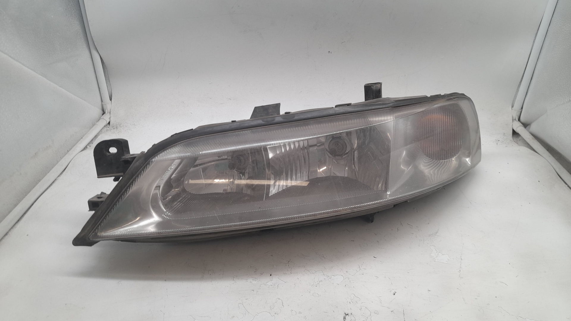 Faro izquierdo 90586844 de Opel Vectra b (j96) 1995-2002 - pieza usada