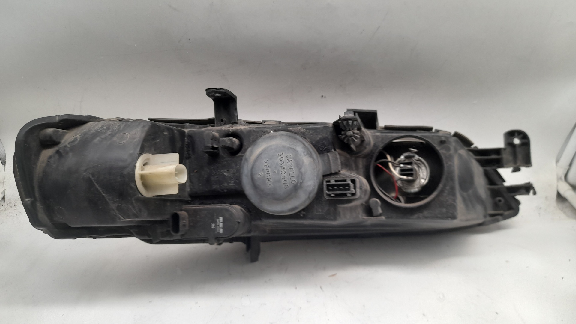 Faro izquierdo 90586844 de Opel Vectra b (j96) 1995-2002 - pieza usada