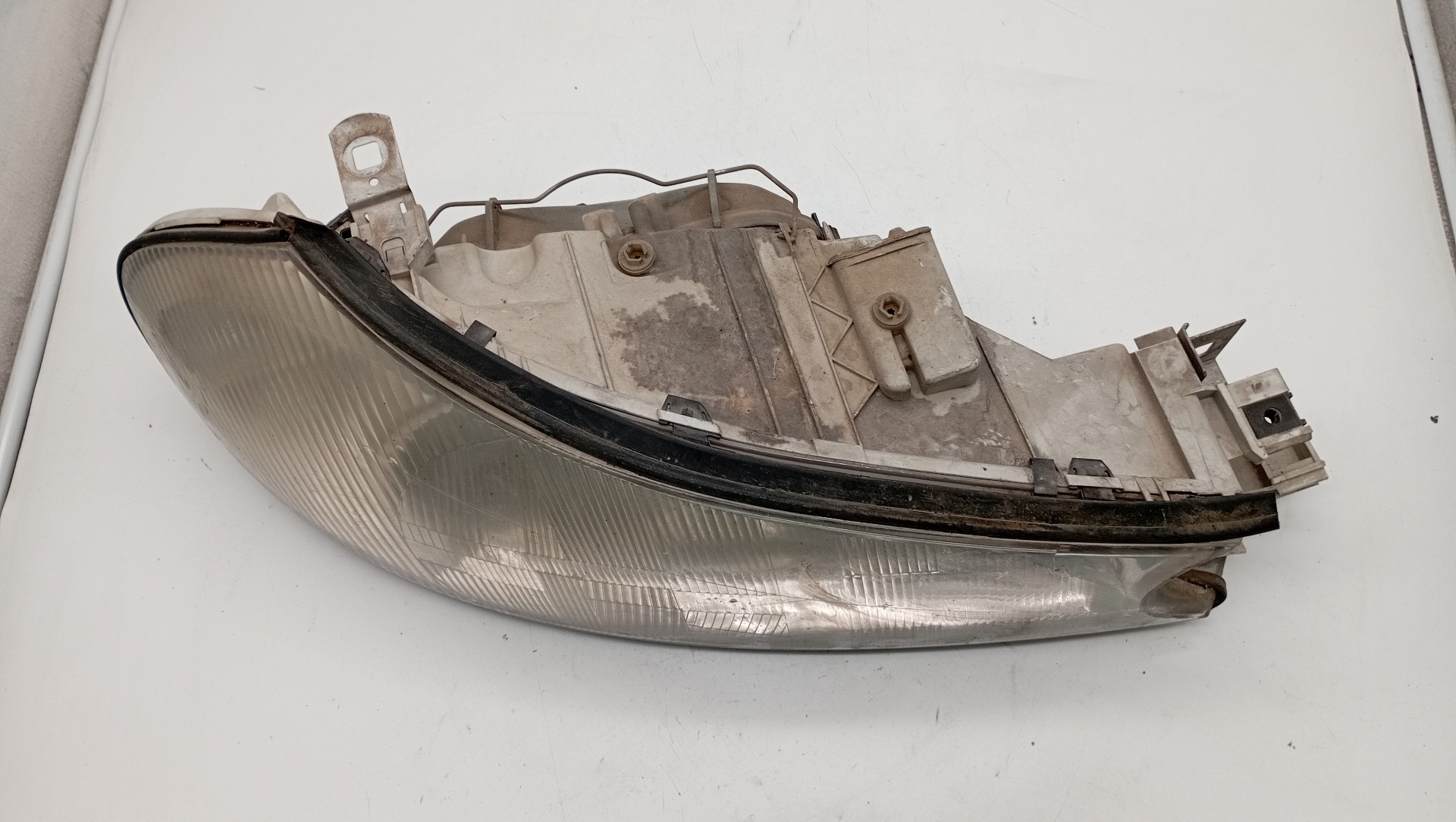 Faro izquierdo 1305219078 de Ford Mondeo 1997-2001 - pieza usada