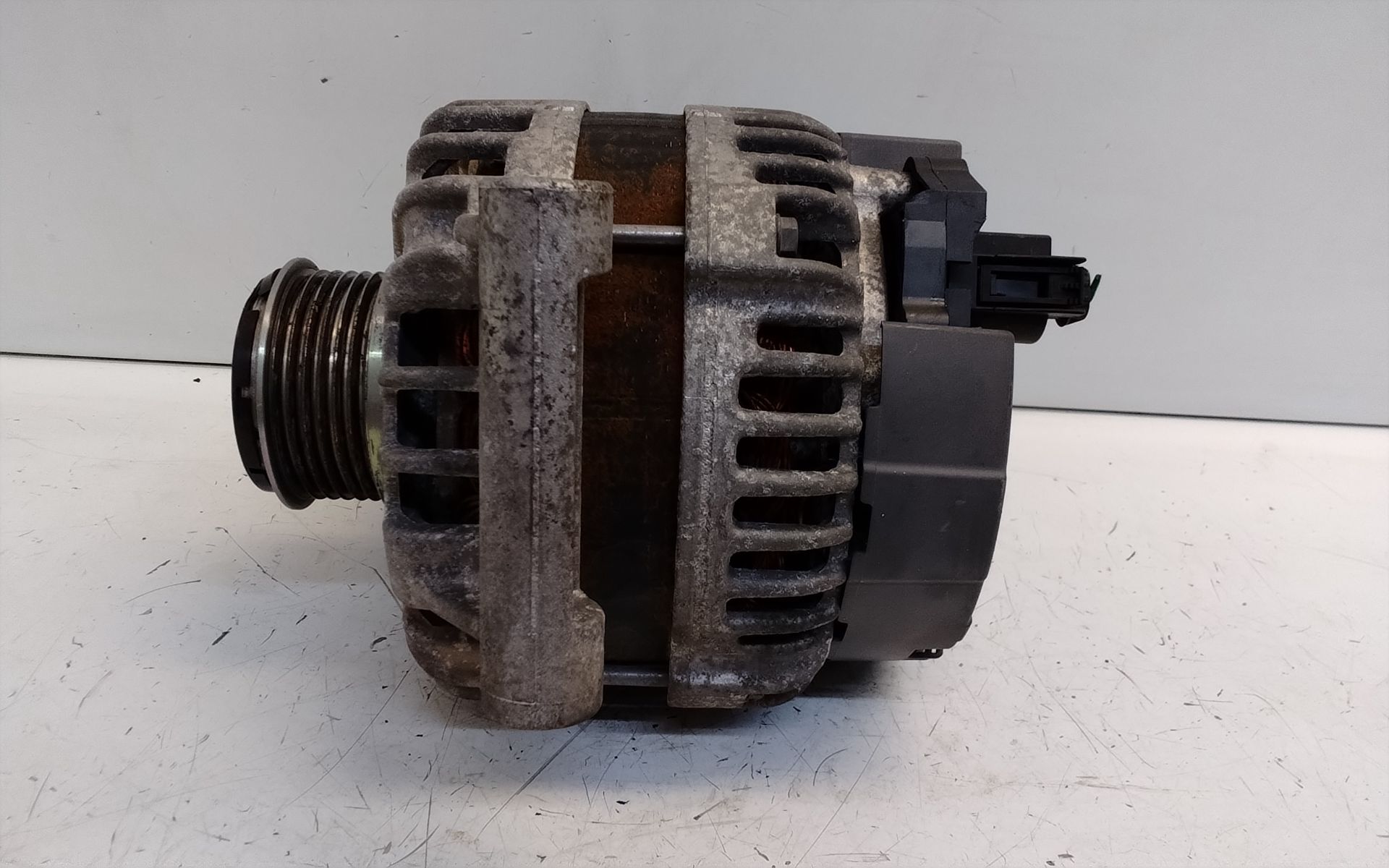 Alternador QVFA 0125711102 de Ford Transit 2006-2008 - pieza usada