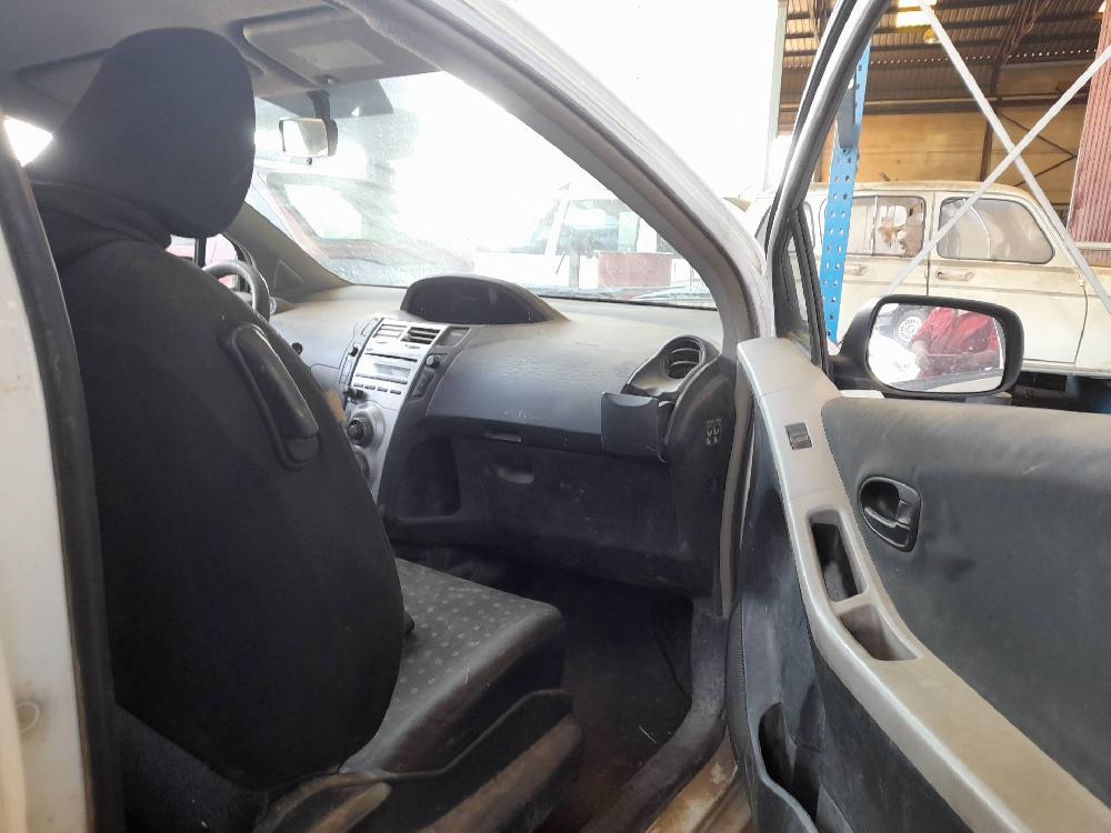 TOYOTA Yaris 2 generation (2005-2012) Стеклоподъемник передней левой двери 857020F010,AV2621002730 19009257