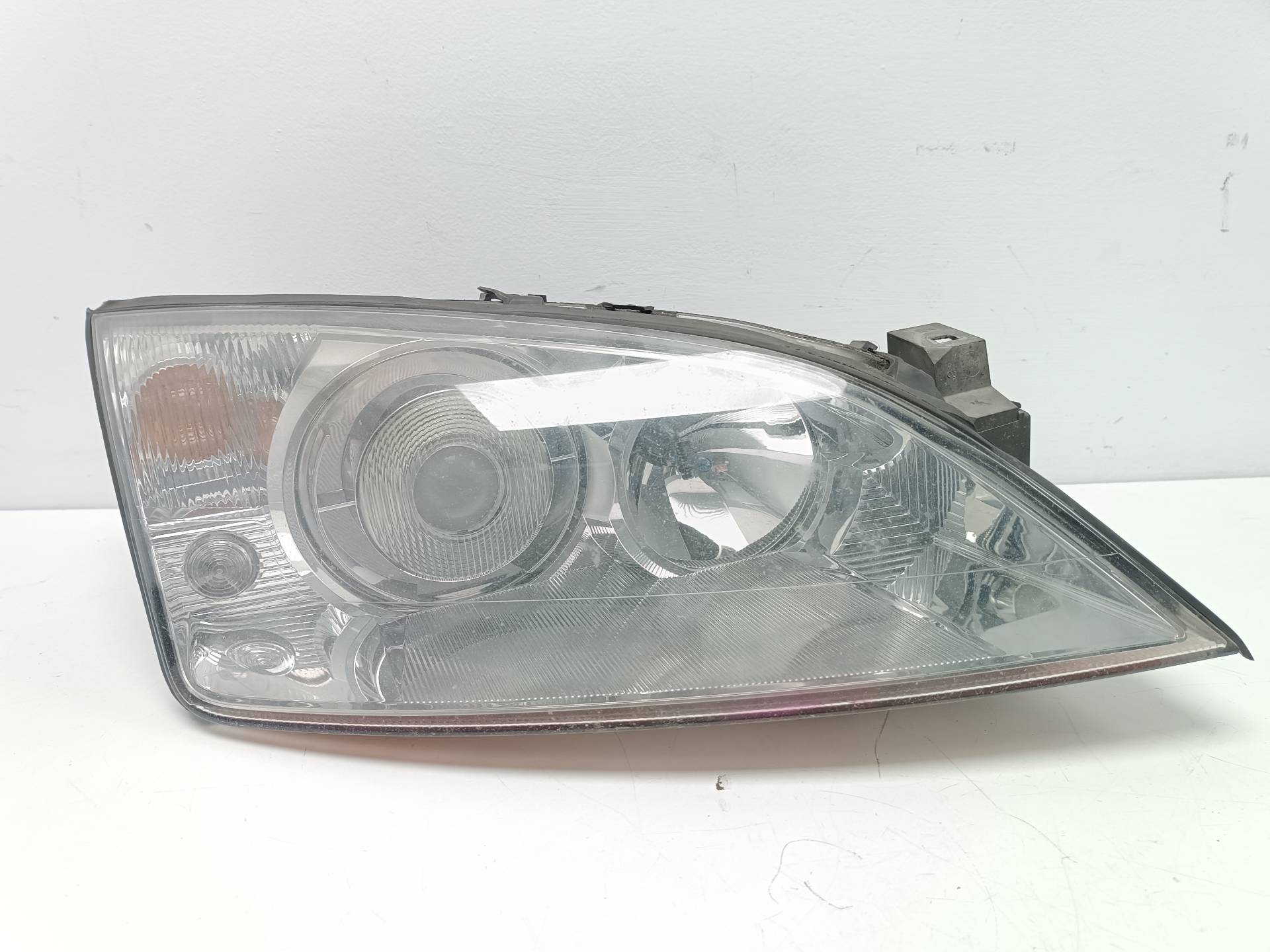 FORD Mondeo 3 generation (2000-2007) Front Right Headlight 1307329064 24581791
