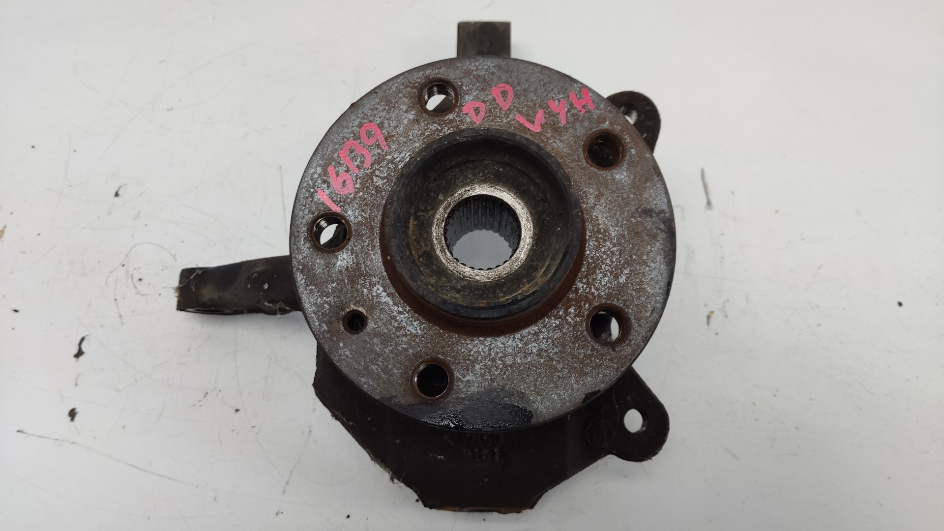 RENAULT Front Right Wheel Hub 8200630533 24582643