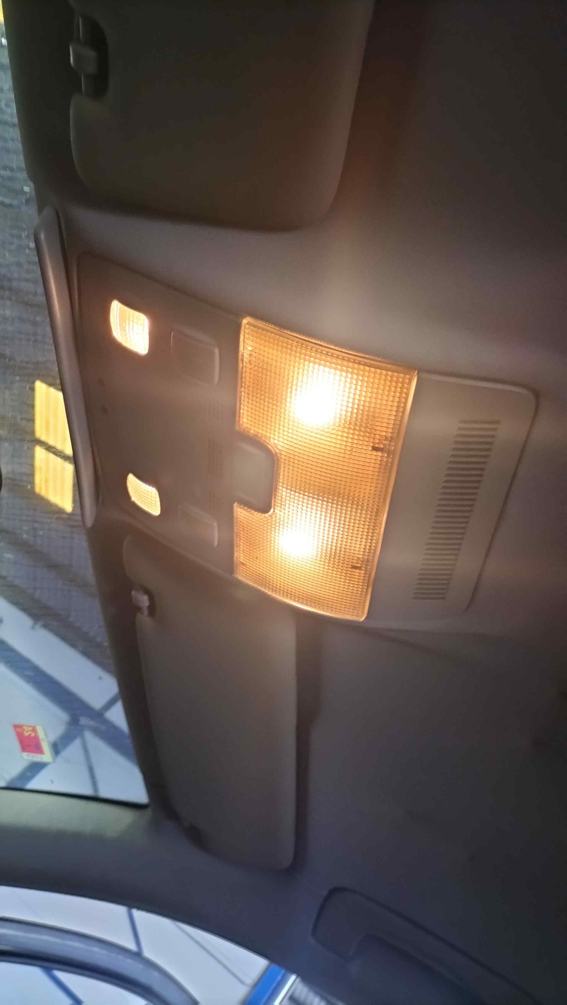 SUZUKI A4 B6/8E (2000-2005) Правий сонцезахисний козирок 8E0857852A,8E0857852A,8E0857552 24592114