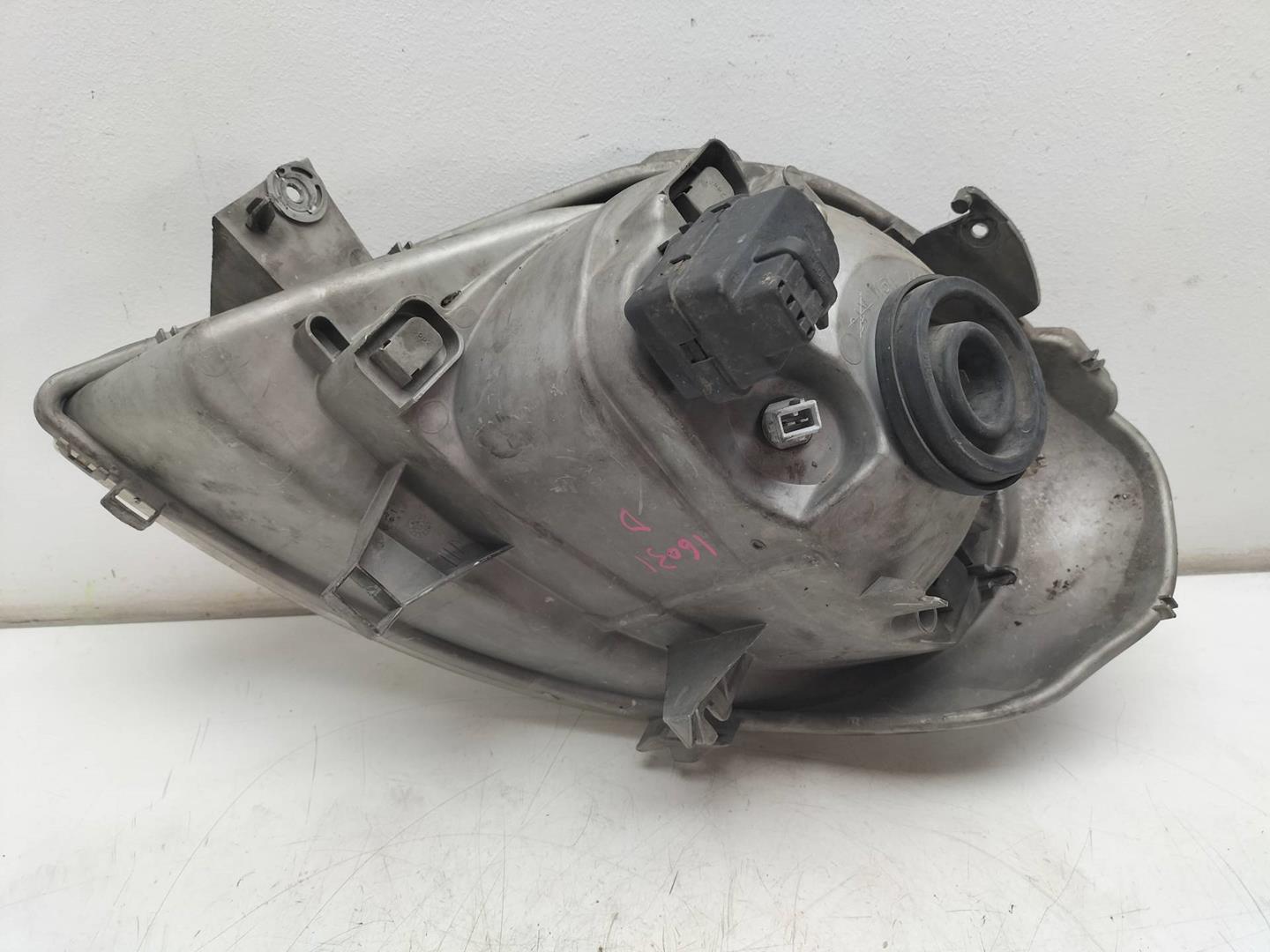 RENAULT Trafic 2 generation (2001-2015) Phare avant droit 7700311372, 91165720, 89308700 19227589