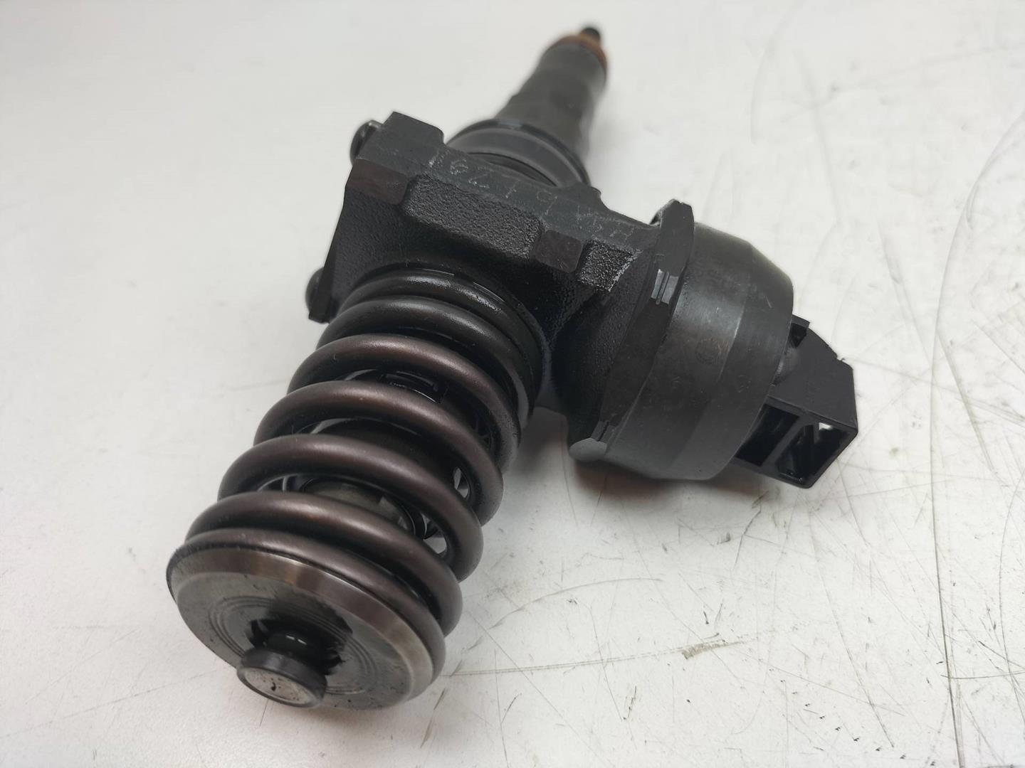 SEAT Cordoba 2 generation (1999-2009) Fuel Injector 038130073BP 19539557